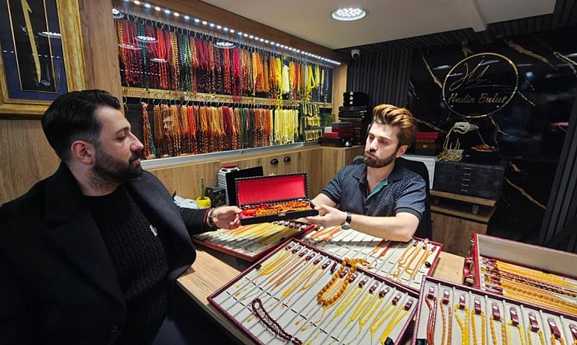 Tespih tutkusu sınır tanımadı: 1 milyon 600 bin liralık osmanlı kehribarı aldı