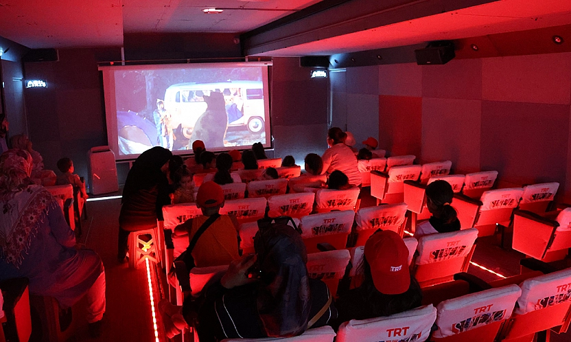 TRT Sinema Tırı Elazığ'da minik izleyicilerle buluştu