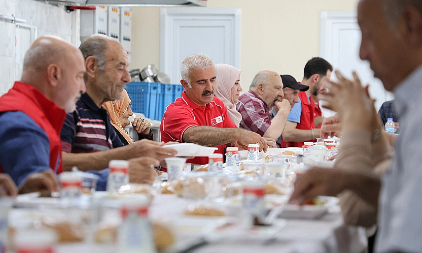 Türk Kızılay'dan huzurevi sakinlerine anlamlı ağırlama