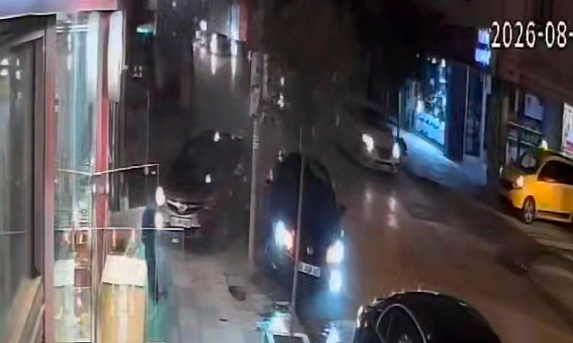 Vali Fahri Bey Caddesi'nde Kaza: Araçlar Direğe Çarptı