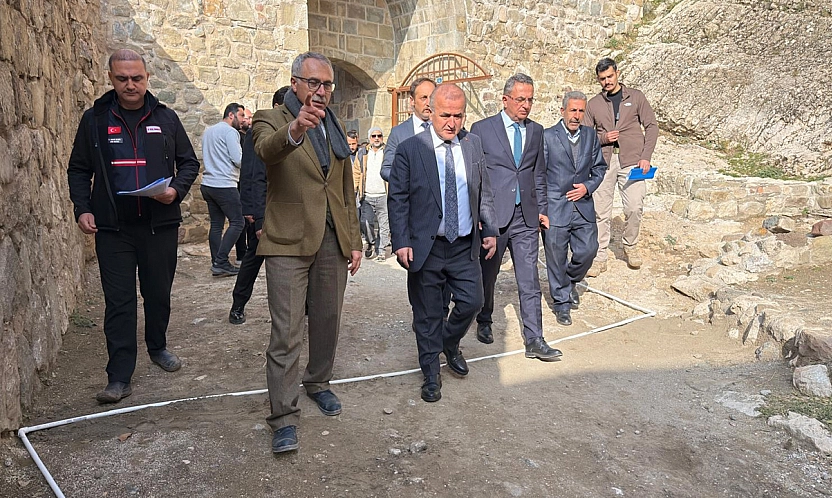 Vali Hatipoğlu,  Fetih Mescidi'ndeki restorasyon çalışmalarını inceledi