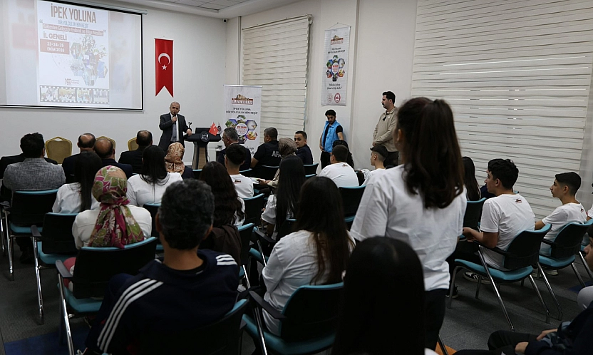 Vali Hatipoğlu, Öğrencilerle İpekyolu Merkezi'nde Bir Araya Geldi