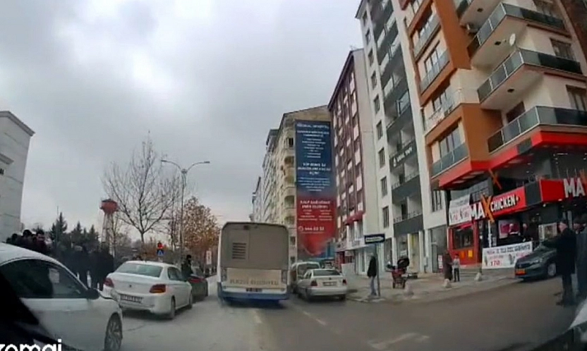 Valilik Karşısında 3 Araç Birbirine Girdi