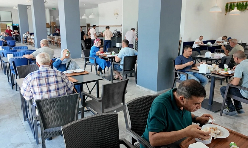 Vatandaşlar, Şehir Lokantası'nın kaliteli hizmeti ve uygun fiyatlarından memnun