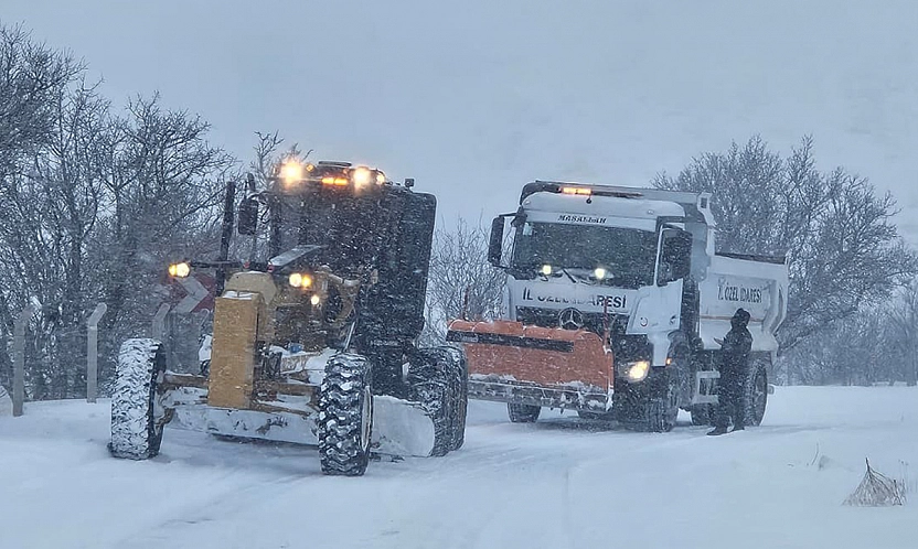 Yoğun kar yağışı Elazığ'da 510 köy yolunu kapattı