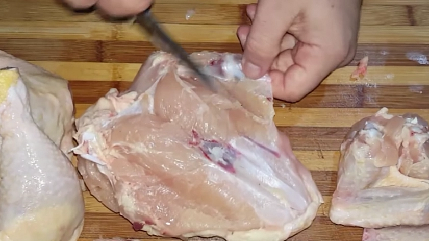 Tavuk eti pişirirken yapılan büyük hata: Tezgaha ve giysilere bulaşıyor!