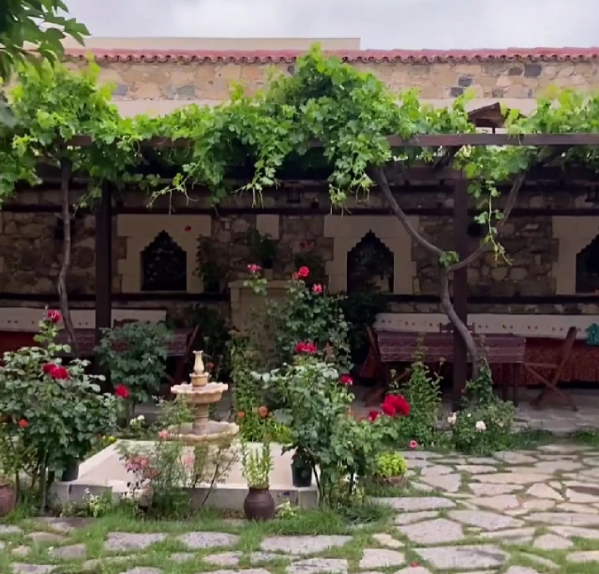 Elazığ'ın en gizemli evi! Dışarıdan sıradan bir ev, içerisi saray... 19. yüzyıldan kalma olduğu biliniyor