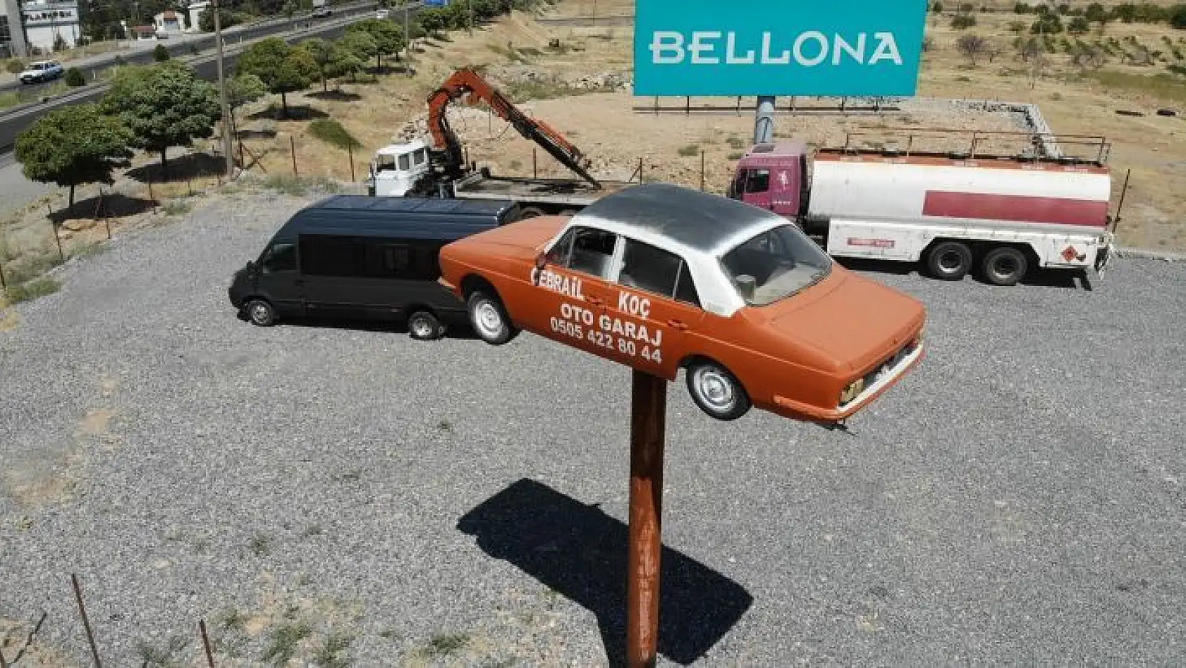1983 model otomobil 5 metre yükseklikte direk üzerinde aksesuar oldu