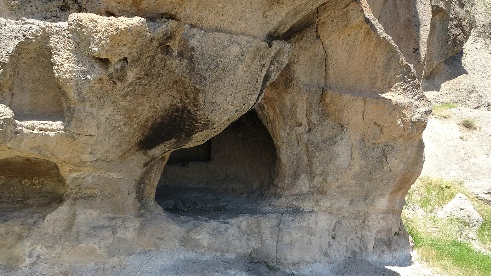 2 Bin Yıllık Kaya Mezarları Keşfedilmeyi Bekliyor