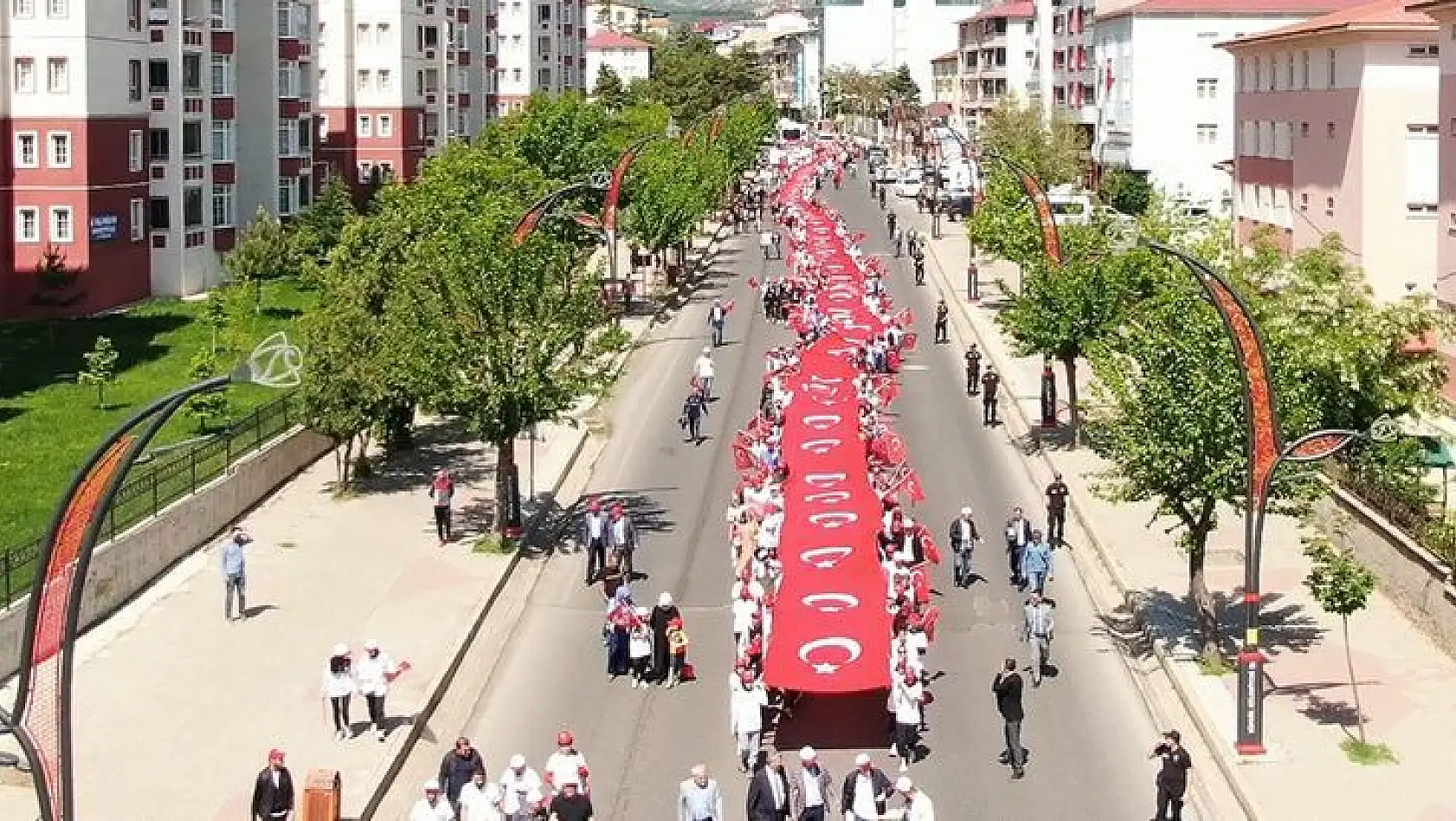 200 Metrelik Türk Bayrağıyla Yürüdüler