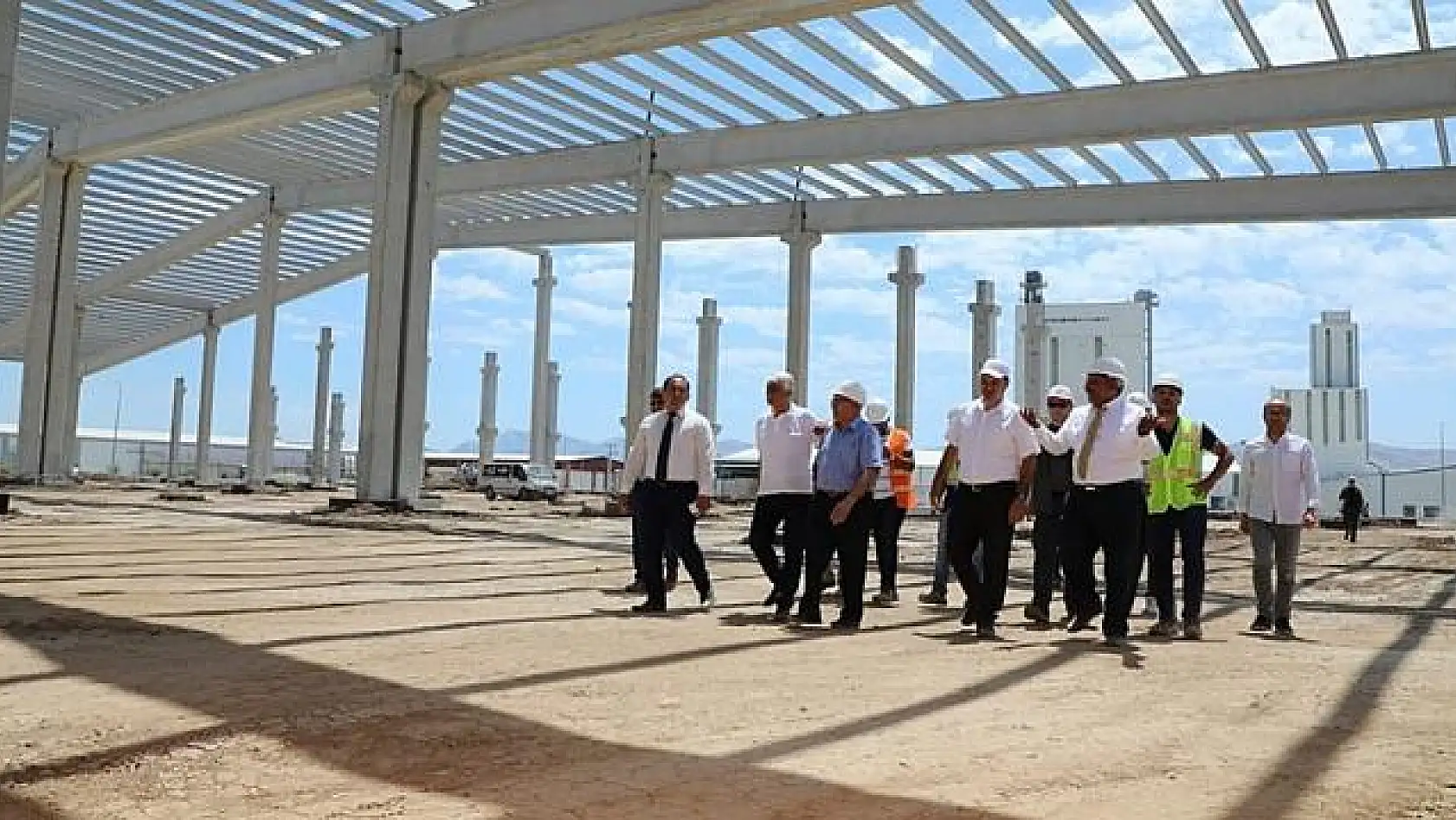 Elazığ'da 3 bin 500 kişiye istihdam sağlayacak fabrikada çalışmalar devam ediyor 