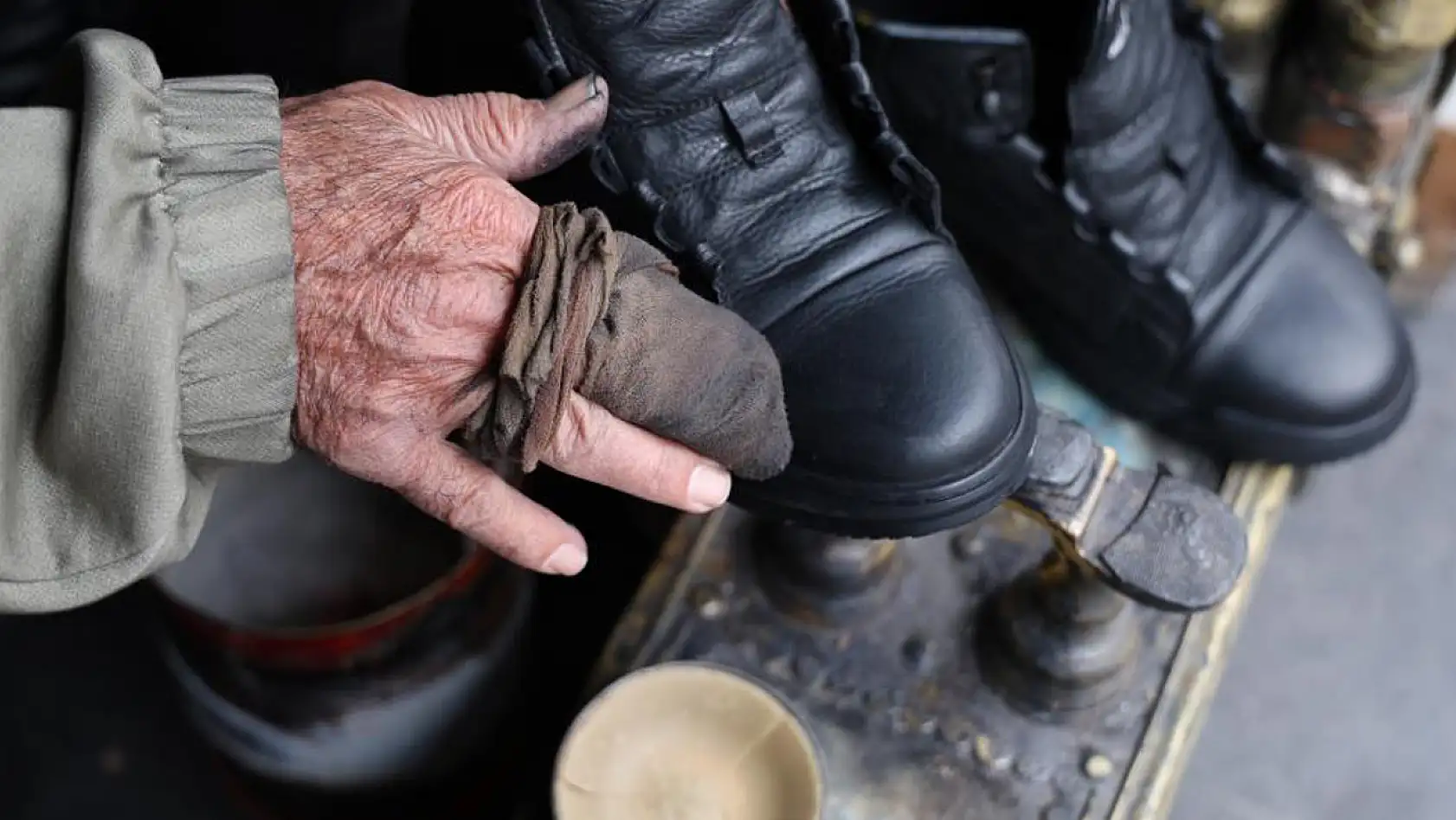73 Yaşındaki 'Boyacı Mehmet Dayı' 46 Yıldır Aynı Yerde Ayakkabı Boyuyor