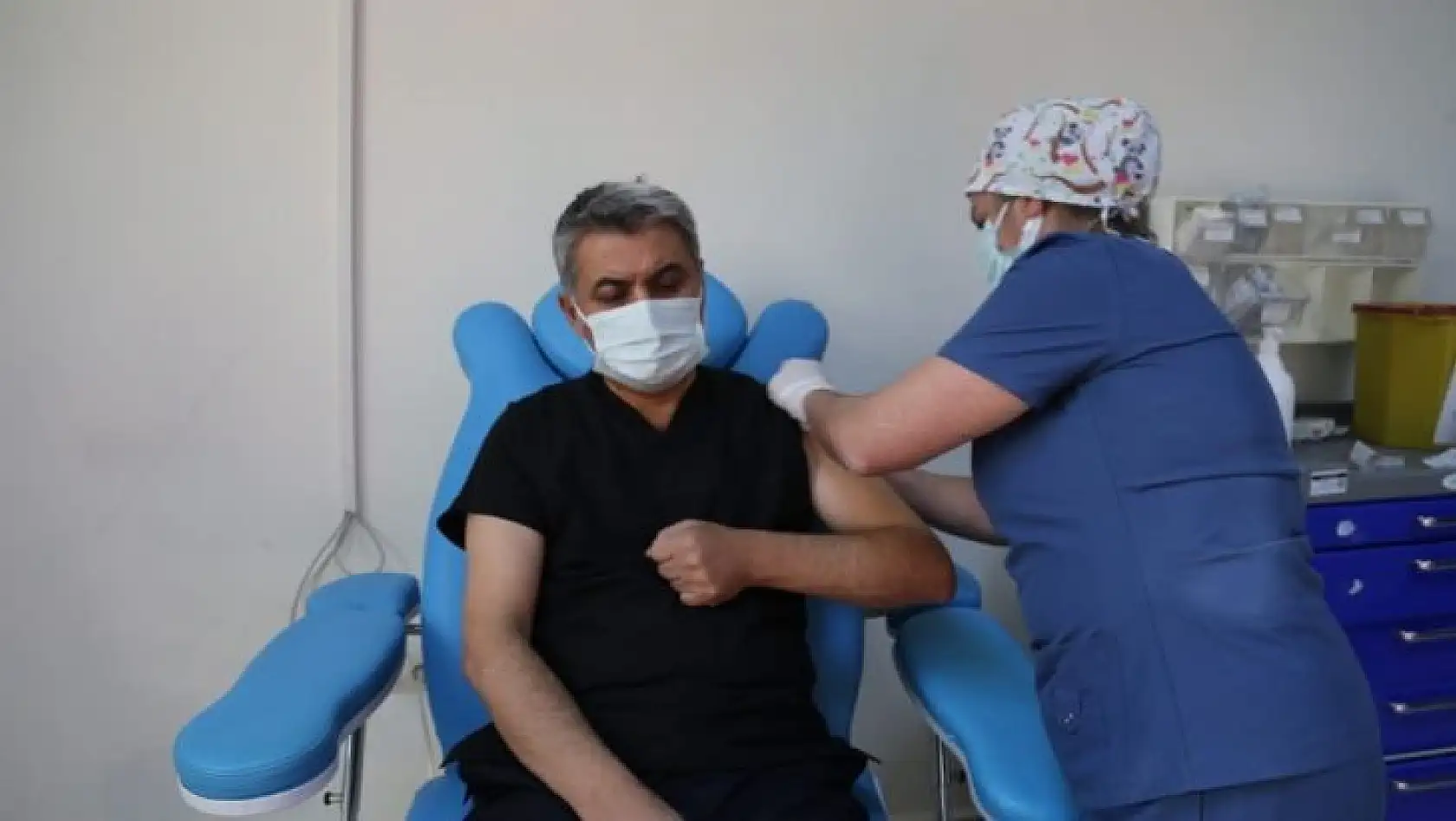 Aşı olan Vali Özkan: 'Sırası gelen tüm vatandaşlarımızın aşı olmalarını tavsiye ediyorum'