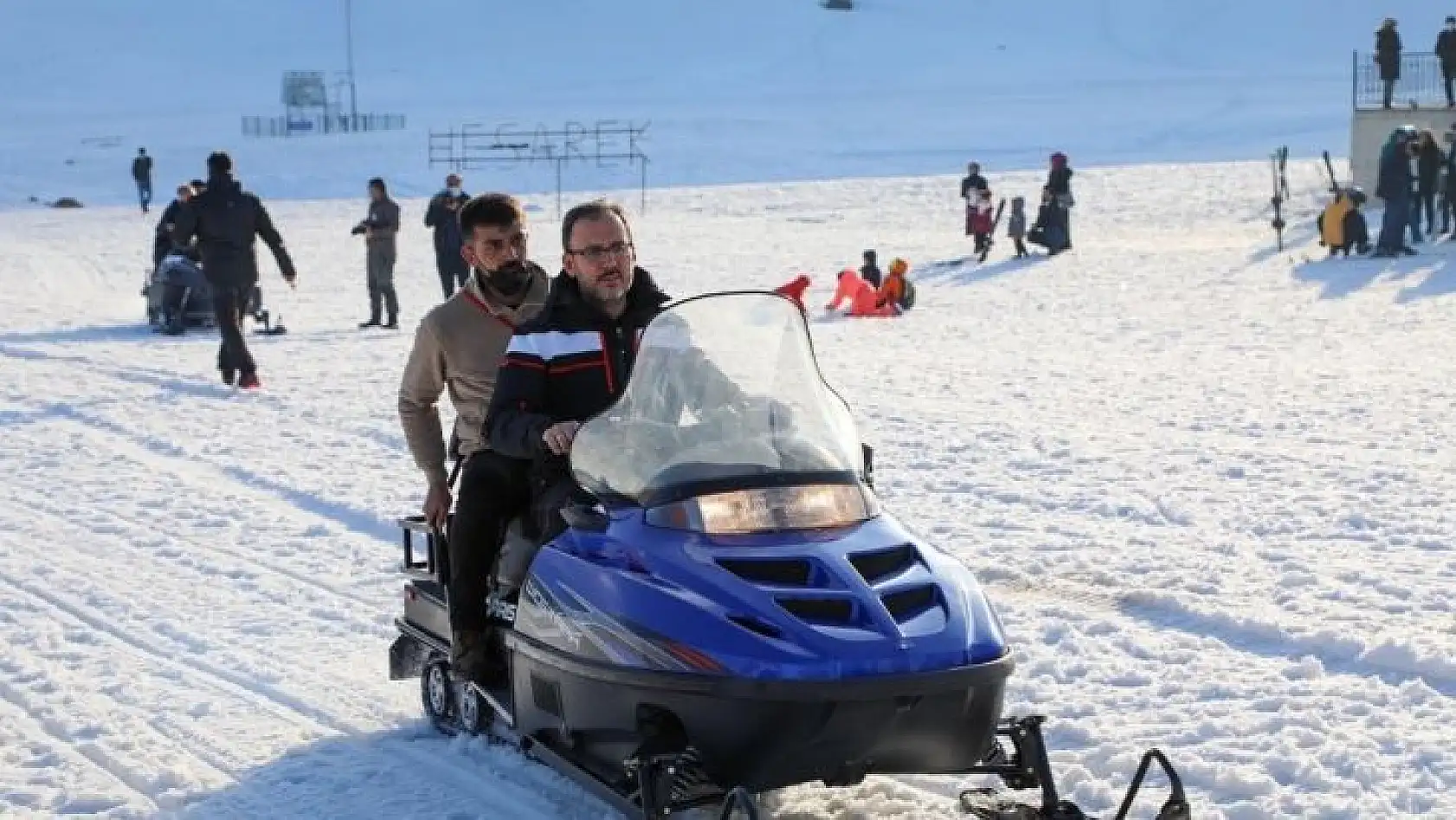 Bakan Kasapoğlu Hesarek Kayak Merkezi'nde incelemelerde bulundu