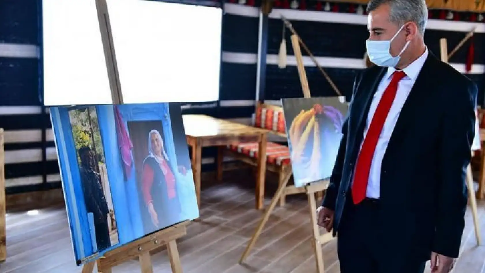 Başkan Çınar, 'kadın ve hayat' fotoğraf sergisini gezdi