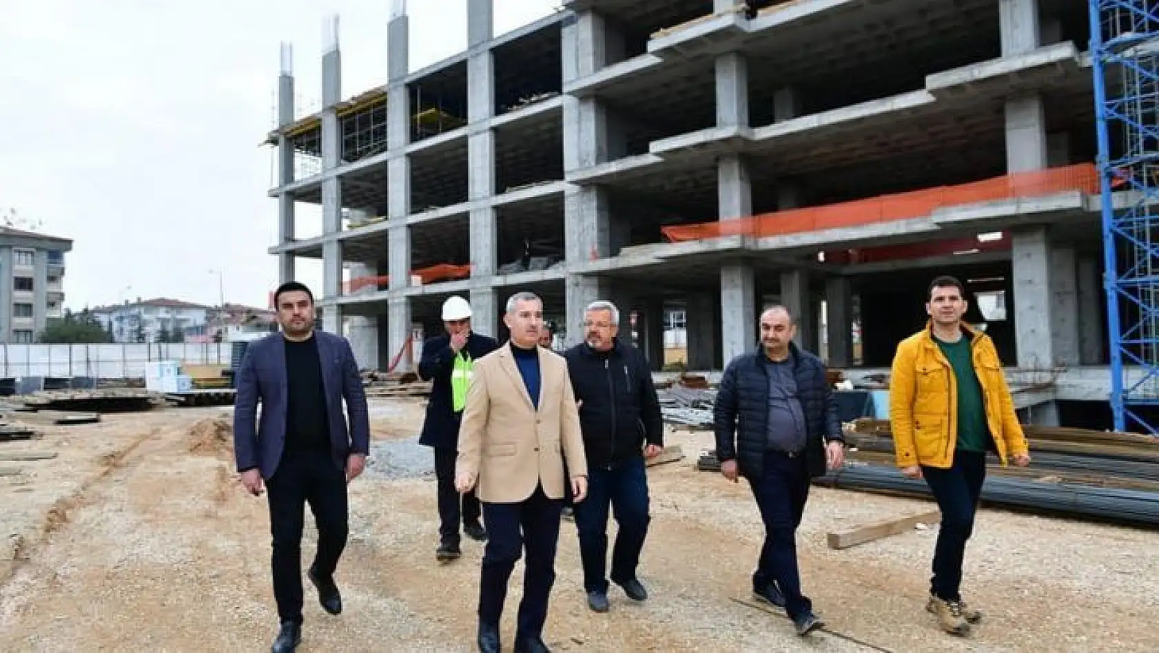 Başkan Çınar, yeni belediye hizmet binasının inşaatını inceledi