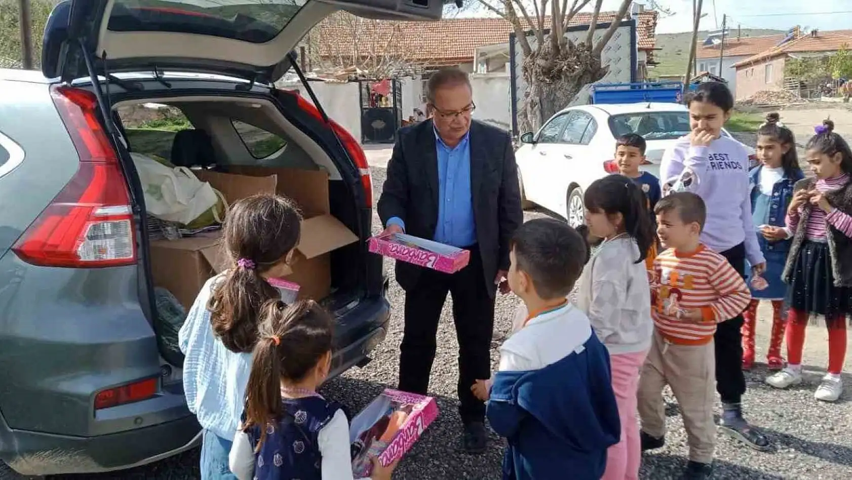 Başkan Kazgan, depremzede çocukların oyuncaklarını unutmuyor