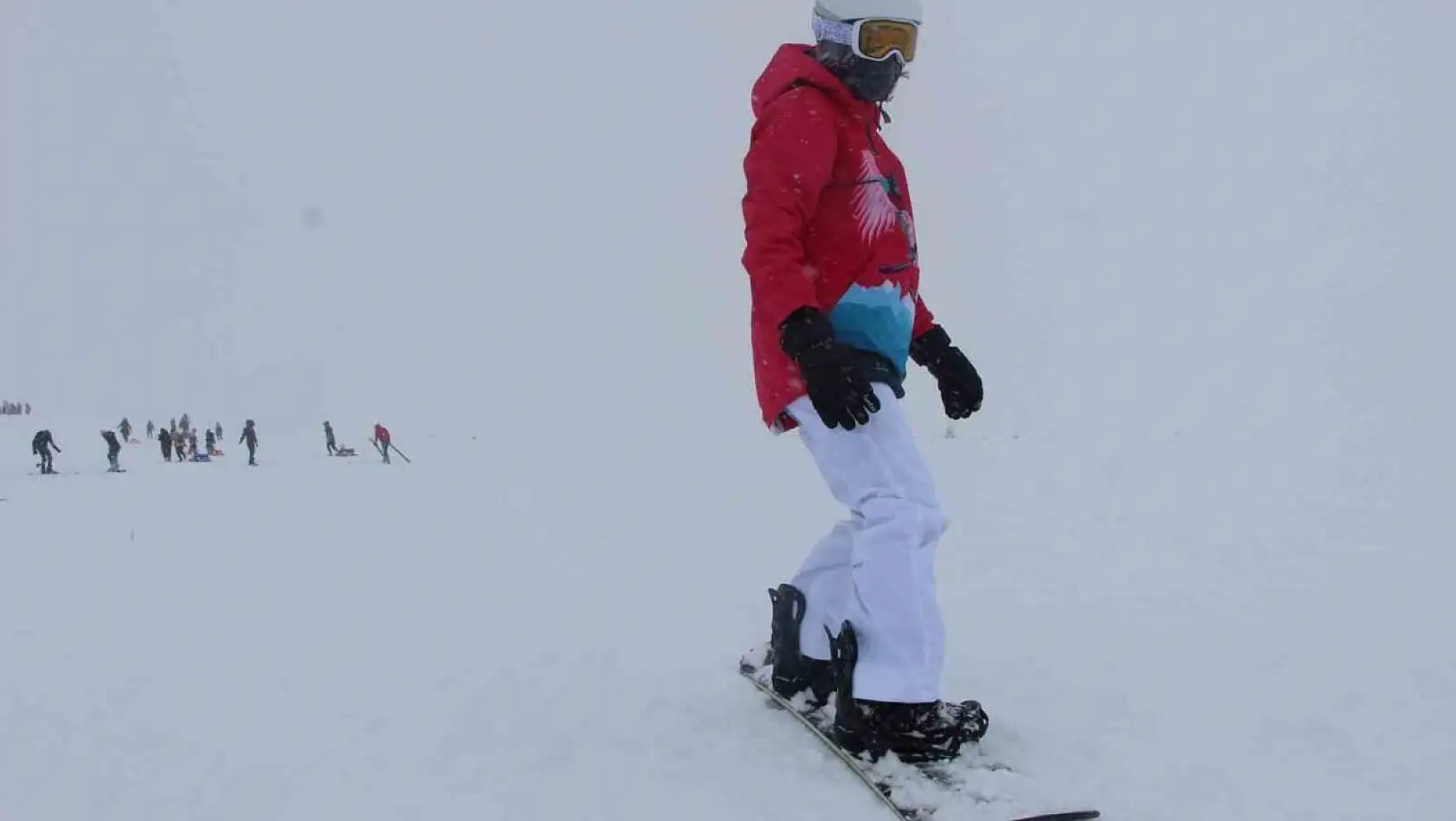 Bingöl'de kar yağışıyla kayak sezonu açıldı
