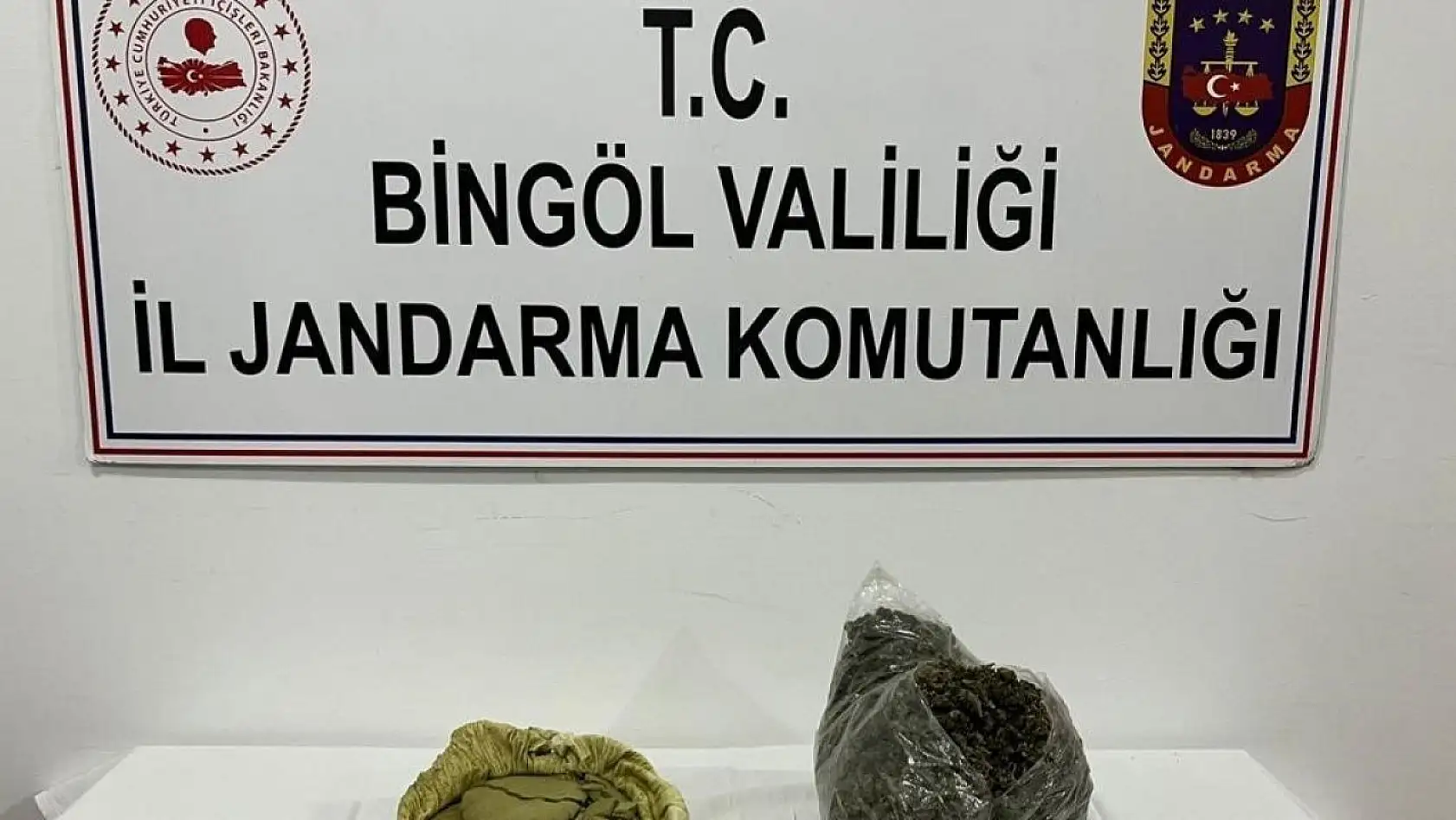 Bingöl'de 2 kilo esrar maddesi ile 70 kilo kıyılmış tütün ele geçirildi