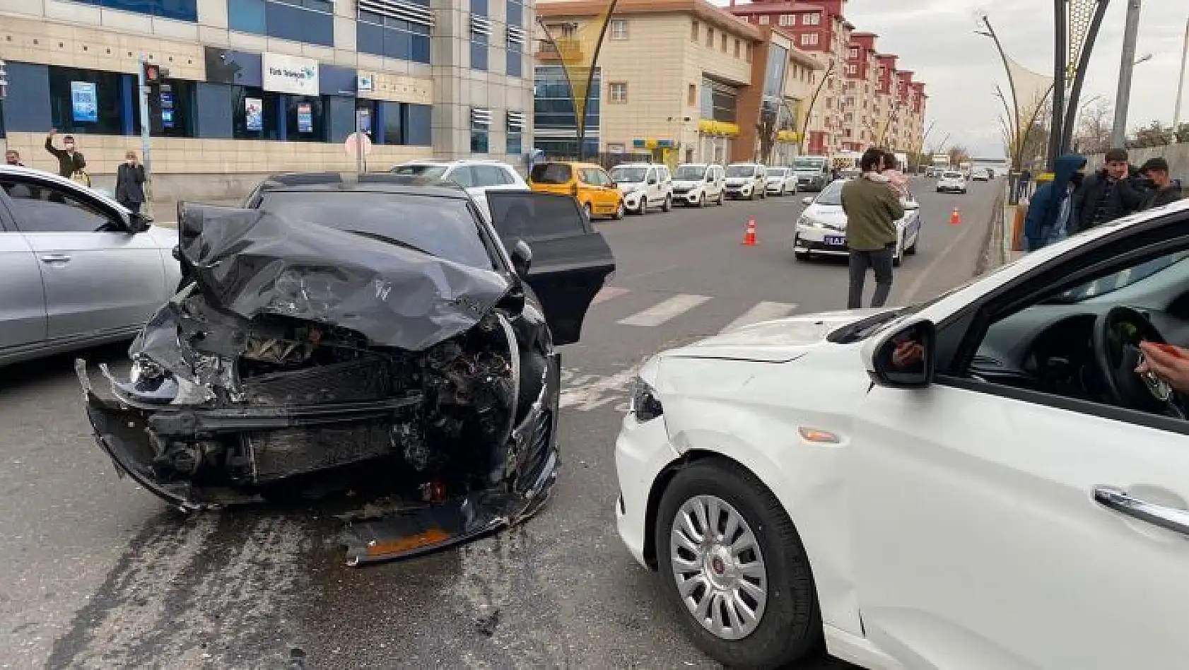 Bingöl'de 3 araç kazaya karıştı, 1 kişi yaralandı