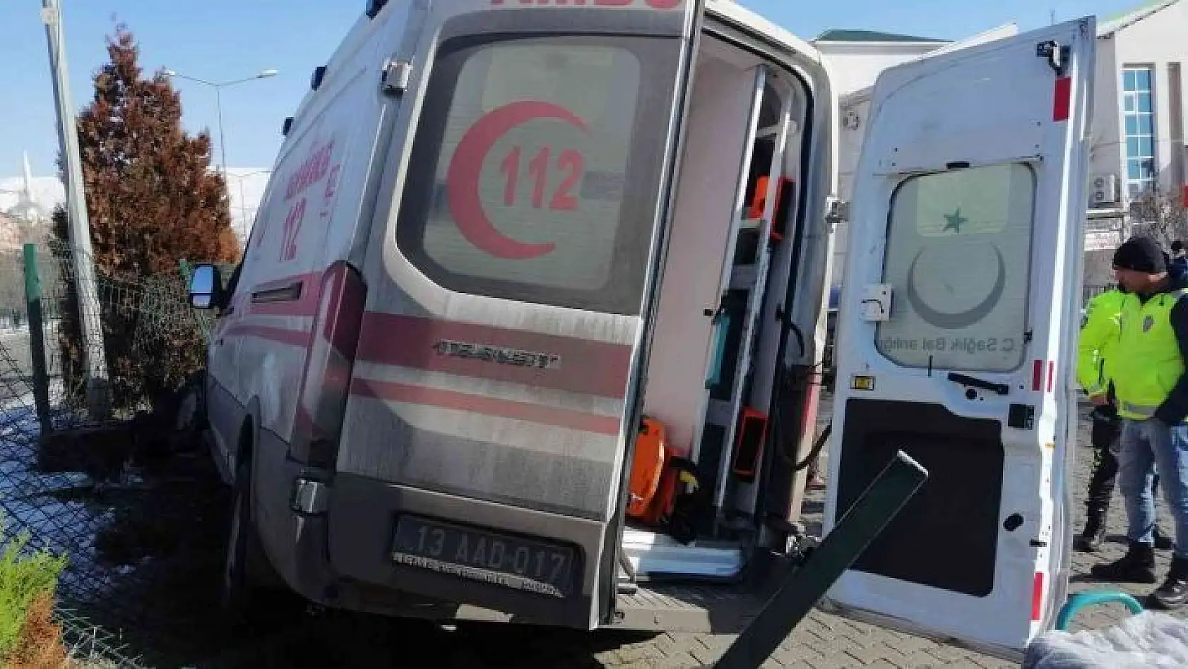 Bingöl'de ambulans ve otomobil çarpıştı: 5 yaralı