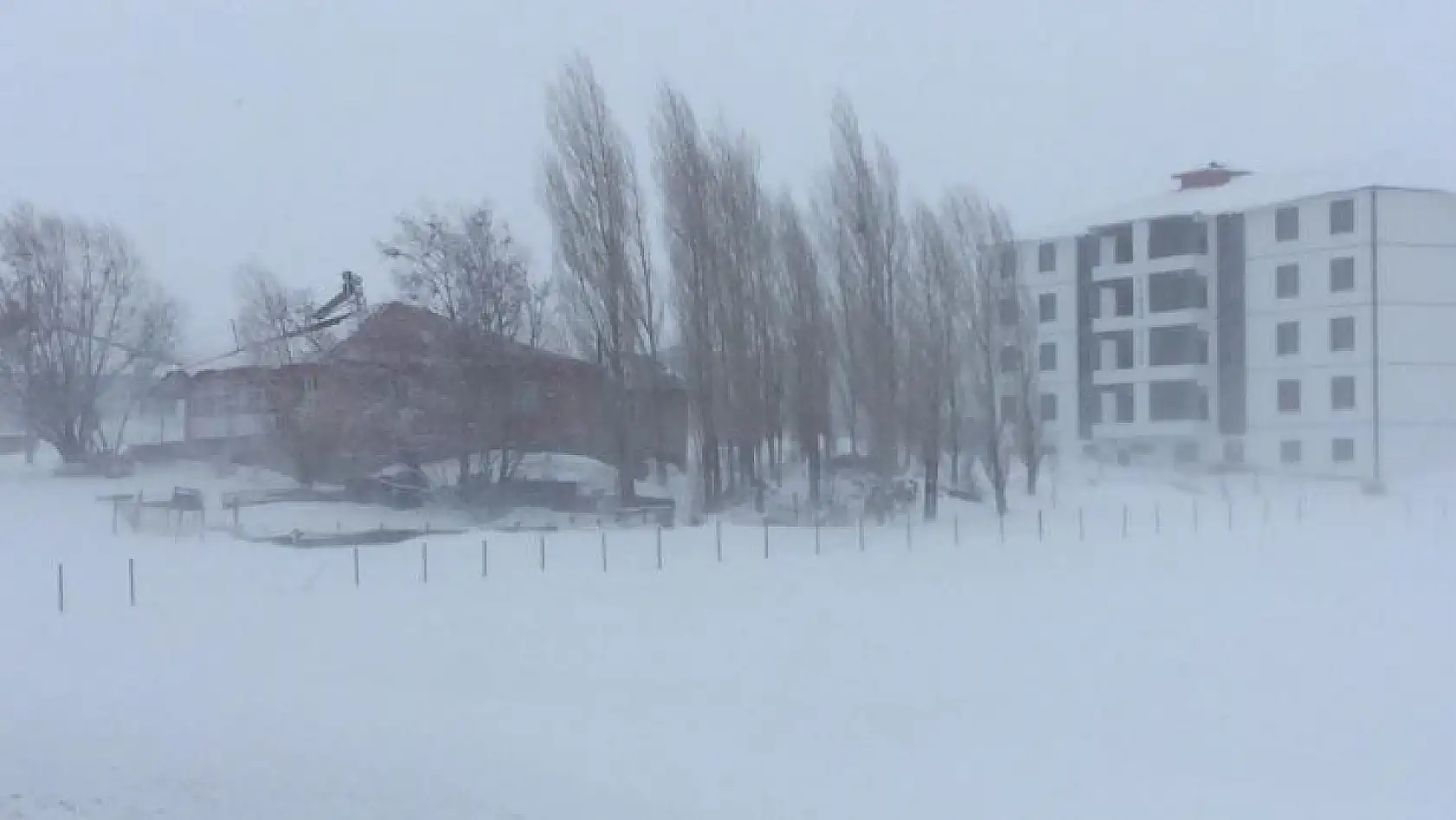 Bingöl'de kar ve tipi nedeniyle Karlıova'da okullar tatil edildi