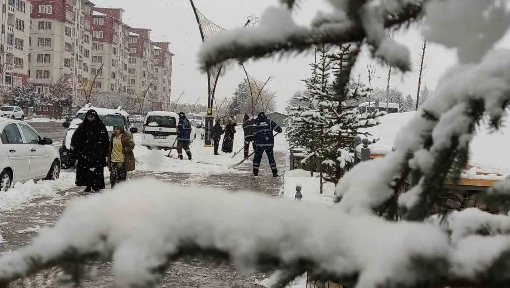 Bingöl'de kar yağışı etkili oldu, şehir beyaza büründü