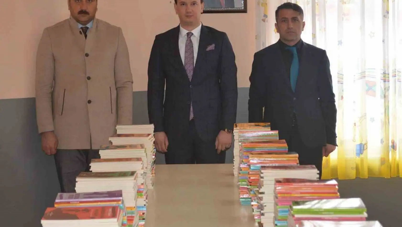 Bingöl'de köy okullarına kitap seti hediye edildi