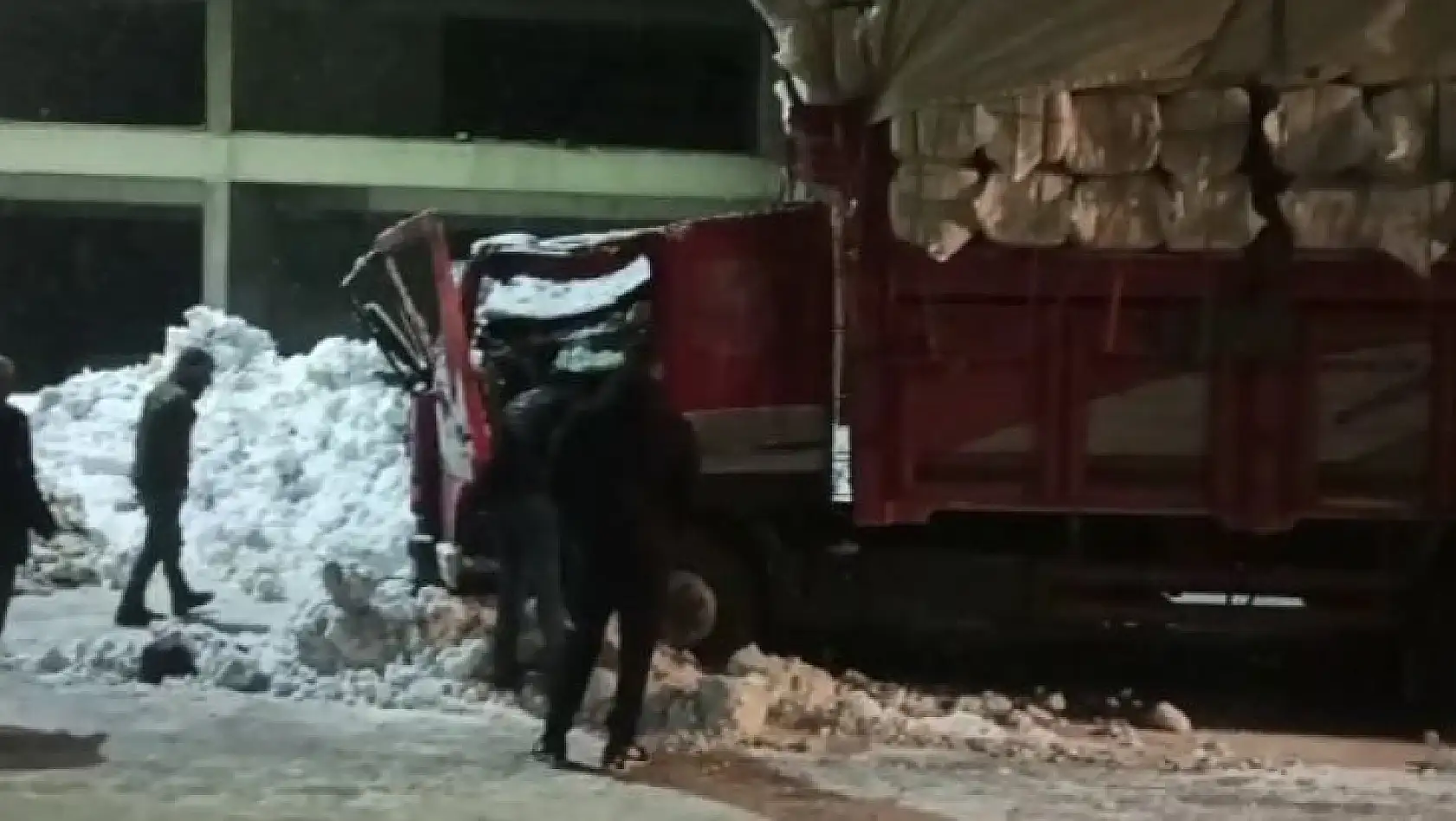 Çatıdan düşen kar kütlesi kamyona hasar verdi
