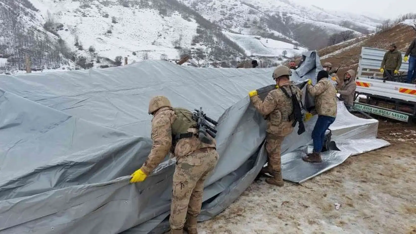 Deprem bölgesindeki hayvan çadırlarını Mehmetçik kurdu