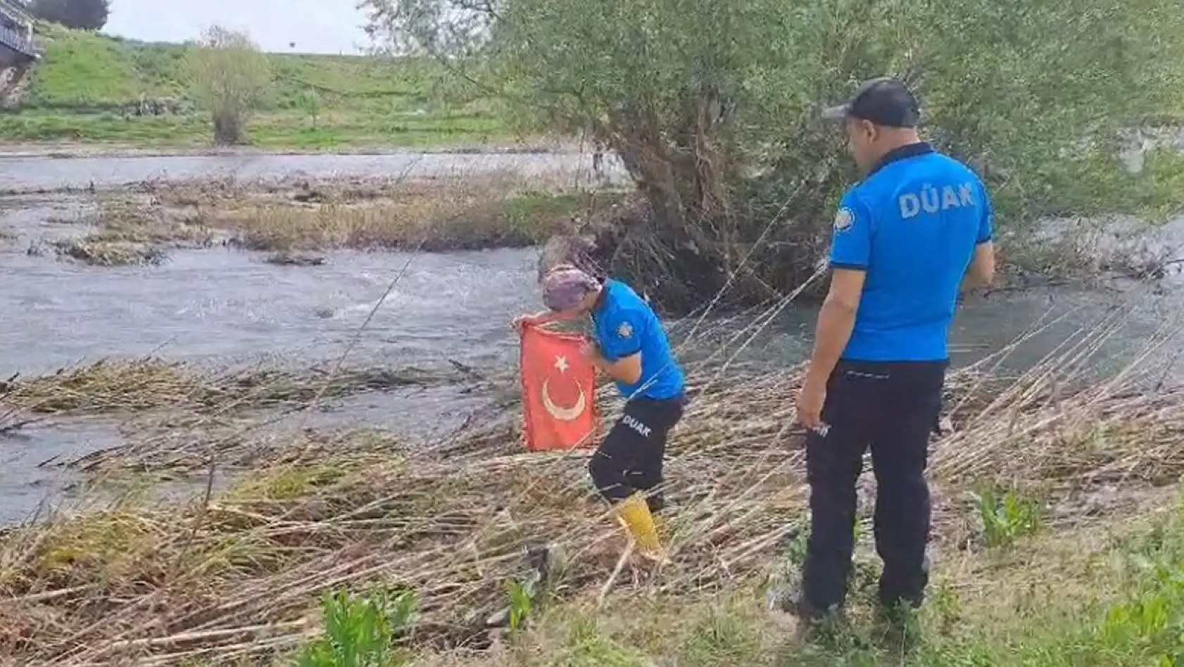 Dicle Nehri'nde Arama Kurtarma Faaliyetinde Olan Ekibin 'Türk Bayrağı' Hassasiyeti