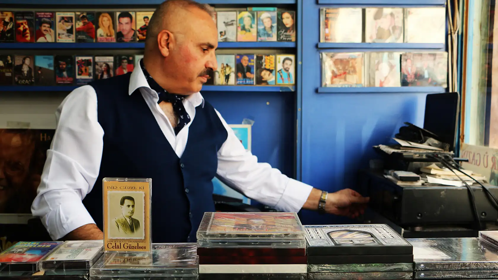 Diyarbakır'da  55 Yılda 40 Bin Albüm Biriktirdi