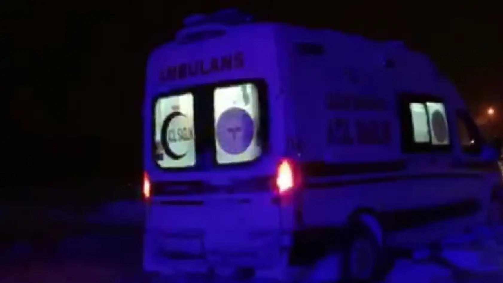 Elazığ'a hasta taşırken kara saplanan ambulans kurtarıldı