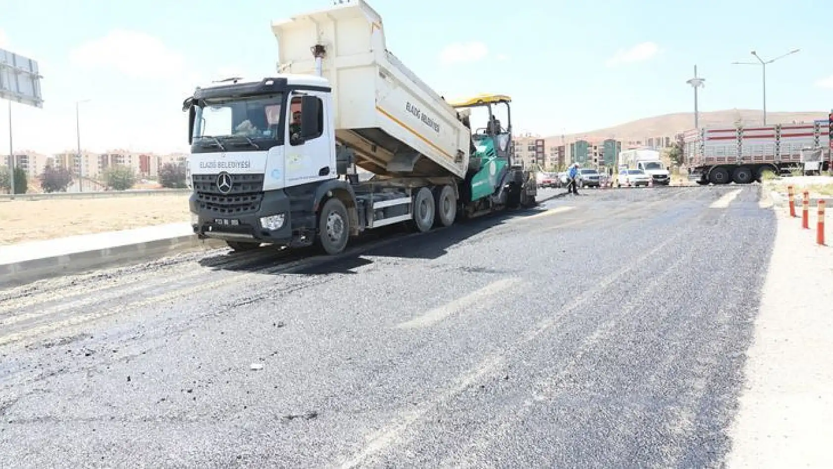 Elazığ Belediyesi Yol Genişletme ve Asfalt Serim Çalışmalarına Devam Ediyor