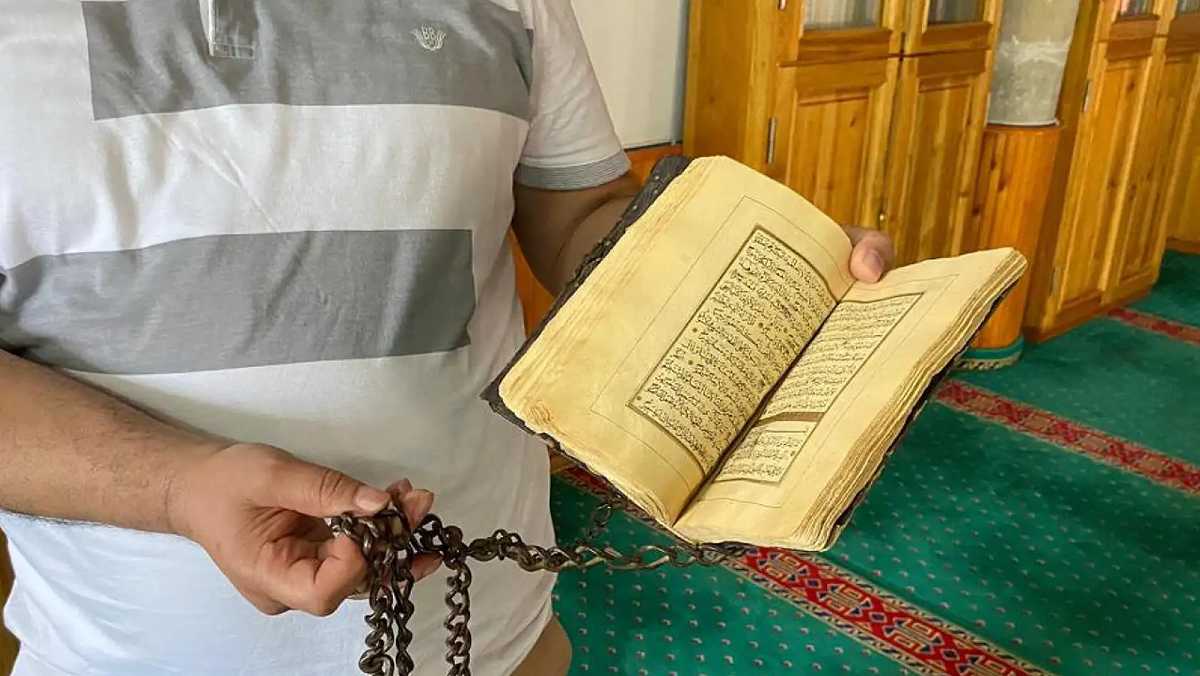 Elazığ'da 300 yıldır Muhafaza Edilen Kur'an-ı Kerim'in  Kapağındaki Zincirler Dikkat Çekiyor