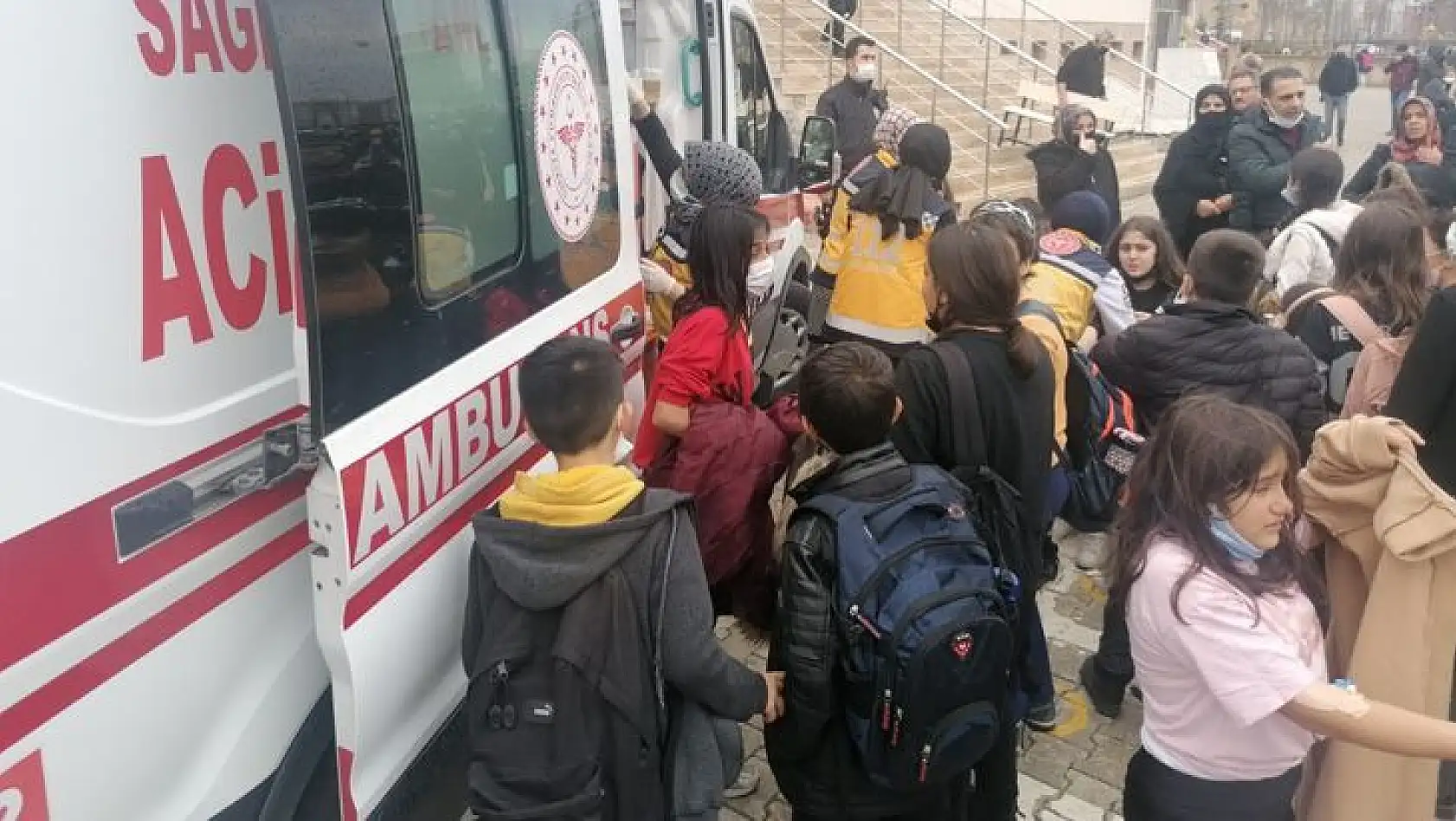 Elazığ'da 50 öğrenci hastanelik oldu