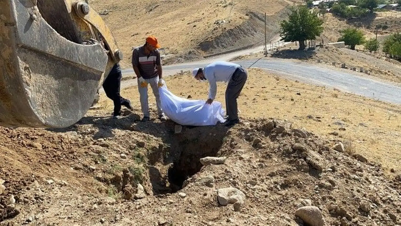 Elazığ'da etrafa saçılan kemikler toplanıp kefenlendikten sonra yeniden defnedildi