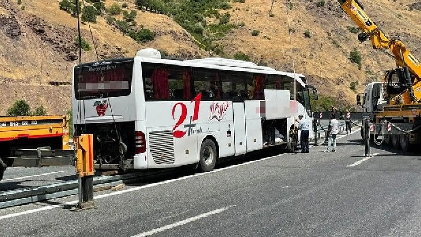 Elazığ'da faciadan dönüldü: Refüje çıkan otobüs 2 vinç yardımı ile kaldırıldı