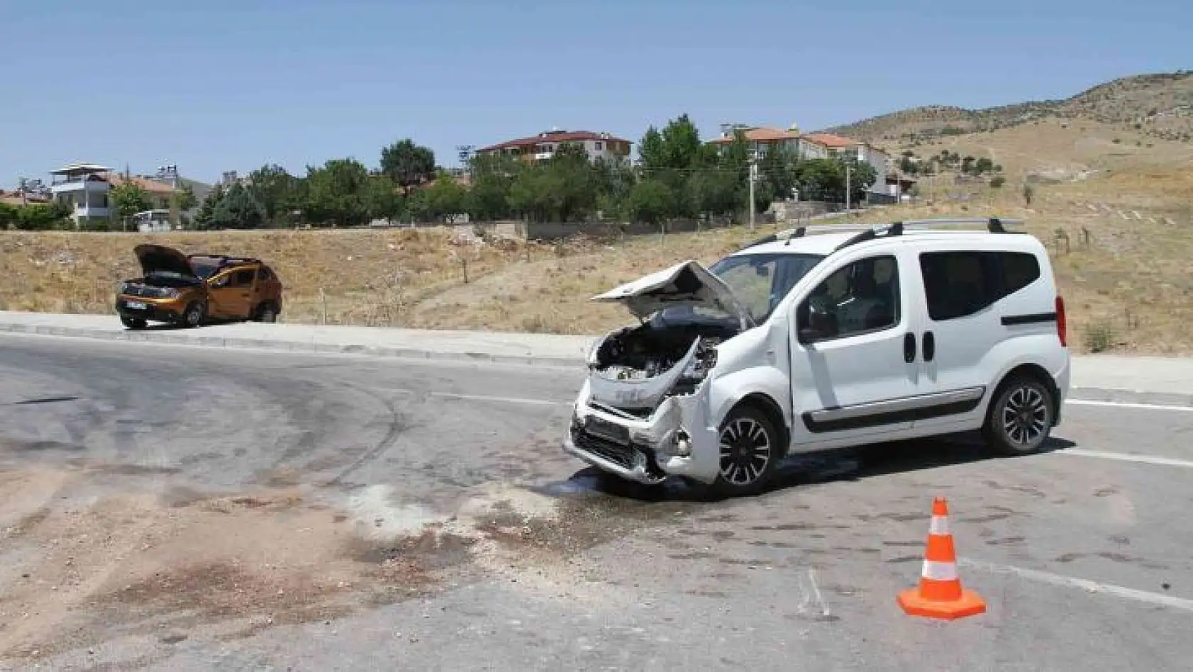 Elazığ'da hafif ticari araç ile otomobil çarpıştı: Çok sayıda yaralı var