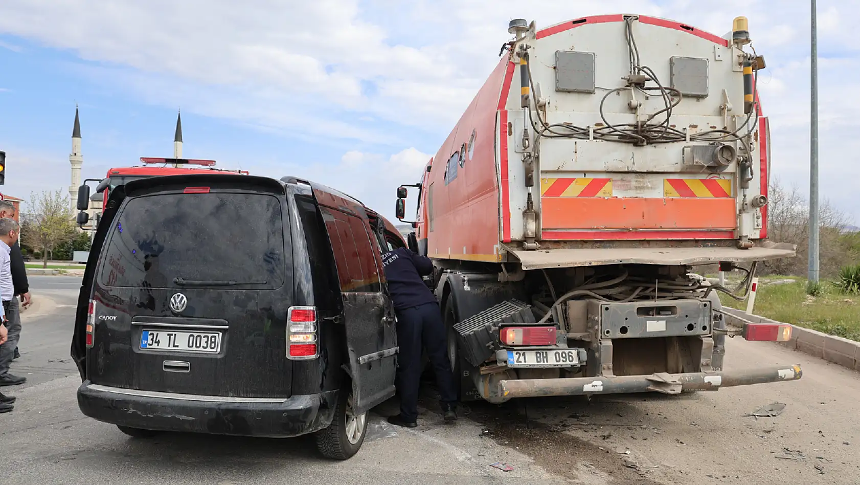 Elazığ'da Hafif Ticari Araç, Temizlik Kamyonuna Çarptı: 5 Yaralı