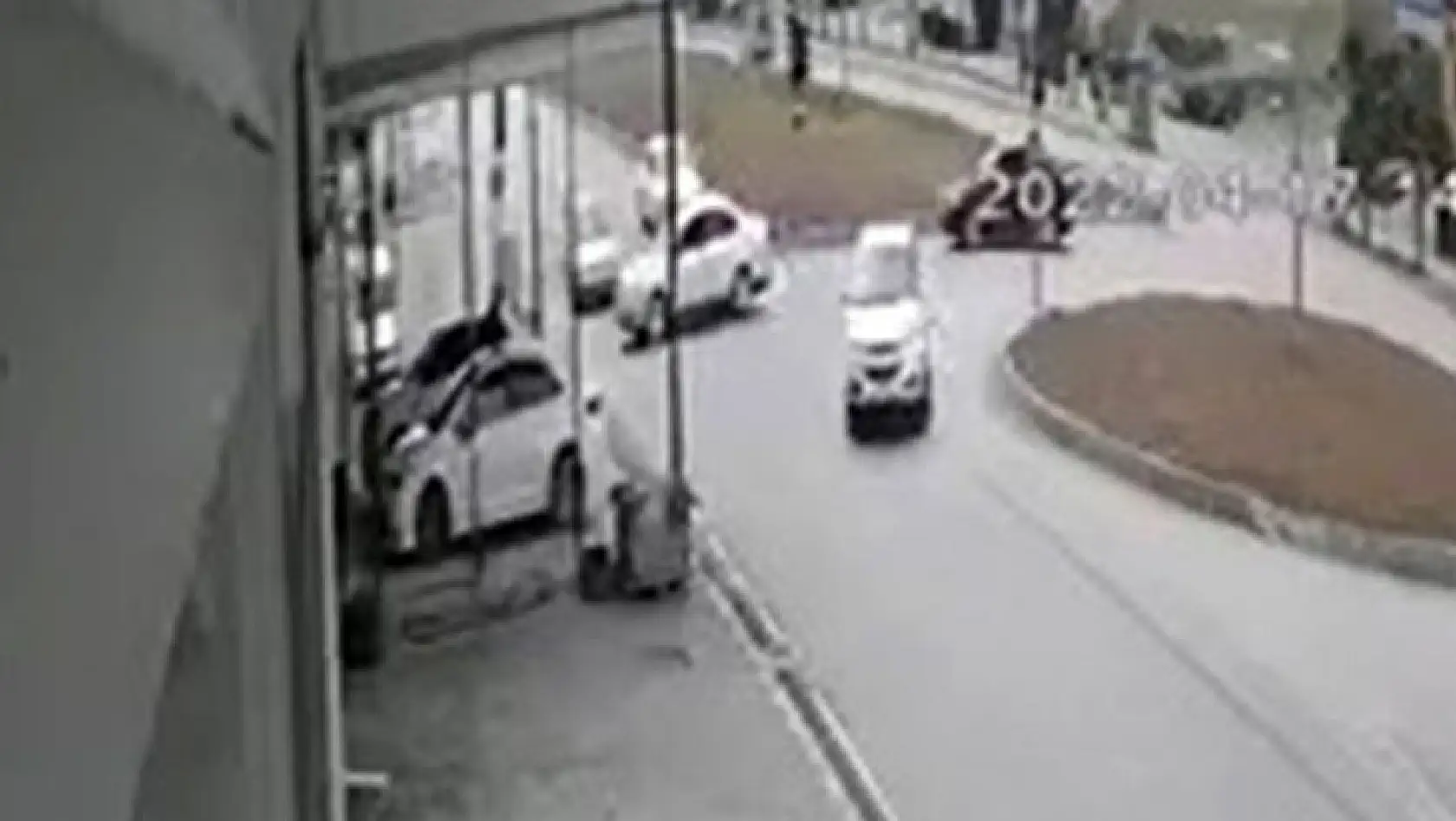 Elazığ'da İki Otomobilin Çarpışması Güvenlik Kamerasına Yansıdı