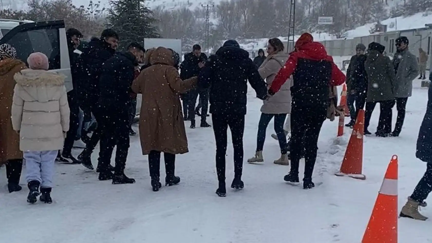 Elazığ'da Kar Yağışını Gençler Eğlenceye Çevirdi