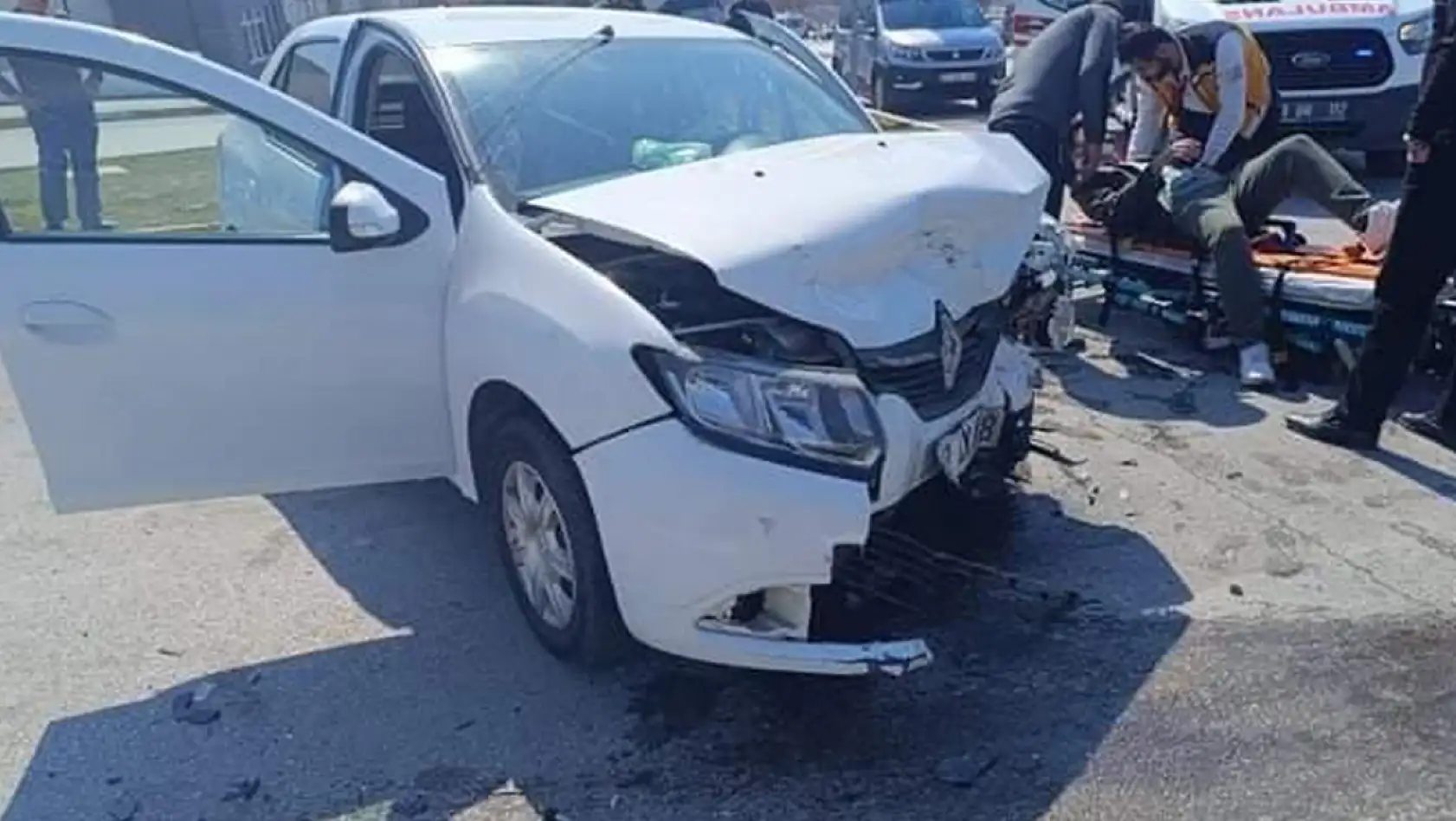 Elazığ'da Kaza: 2 Otomobil Kavşakta Çarpıştı!
