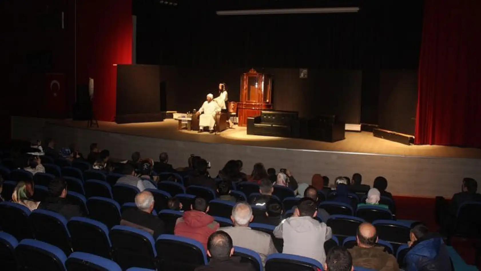 Elazığ'da 'Newiş Newişe' Tiyatro Oyunu Büyük İlgi Gördü
