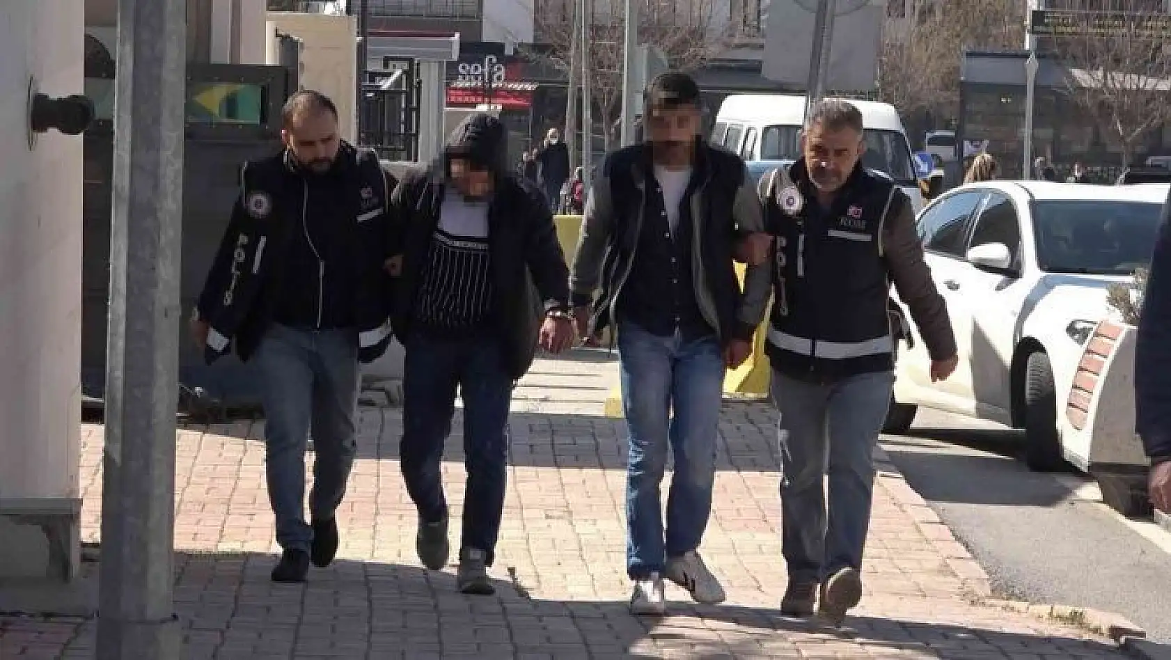Elazığ'da suçüstü yakalanan sahte polislerden biri tutuklandı