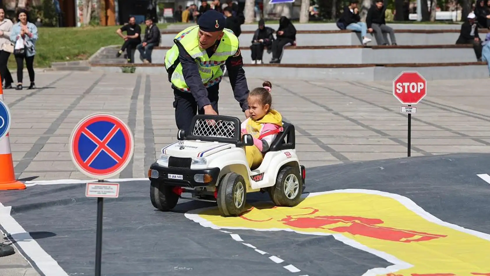 Elazığ'da Trafik Haftası etkinliklerinde çocuklar doyasıya eğlendi