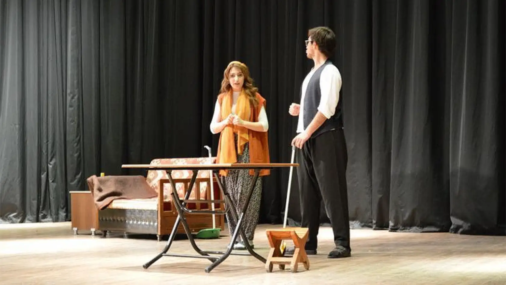 Fırat Üniversitesi Tiyatro Topluluğu Öğrencileri Tarafından 'Yolumuzu Bulalım' Adlı Tiyatro Oyunu Sergilendi