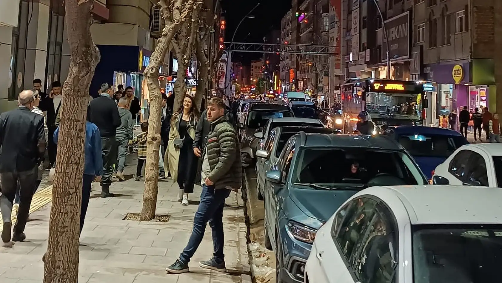 Gazi Caddesi, Tarihinin En Kalabalık Akşamlarından Birini Geçiriyor