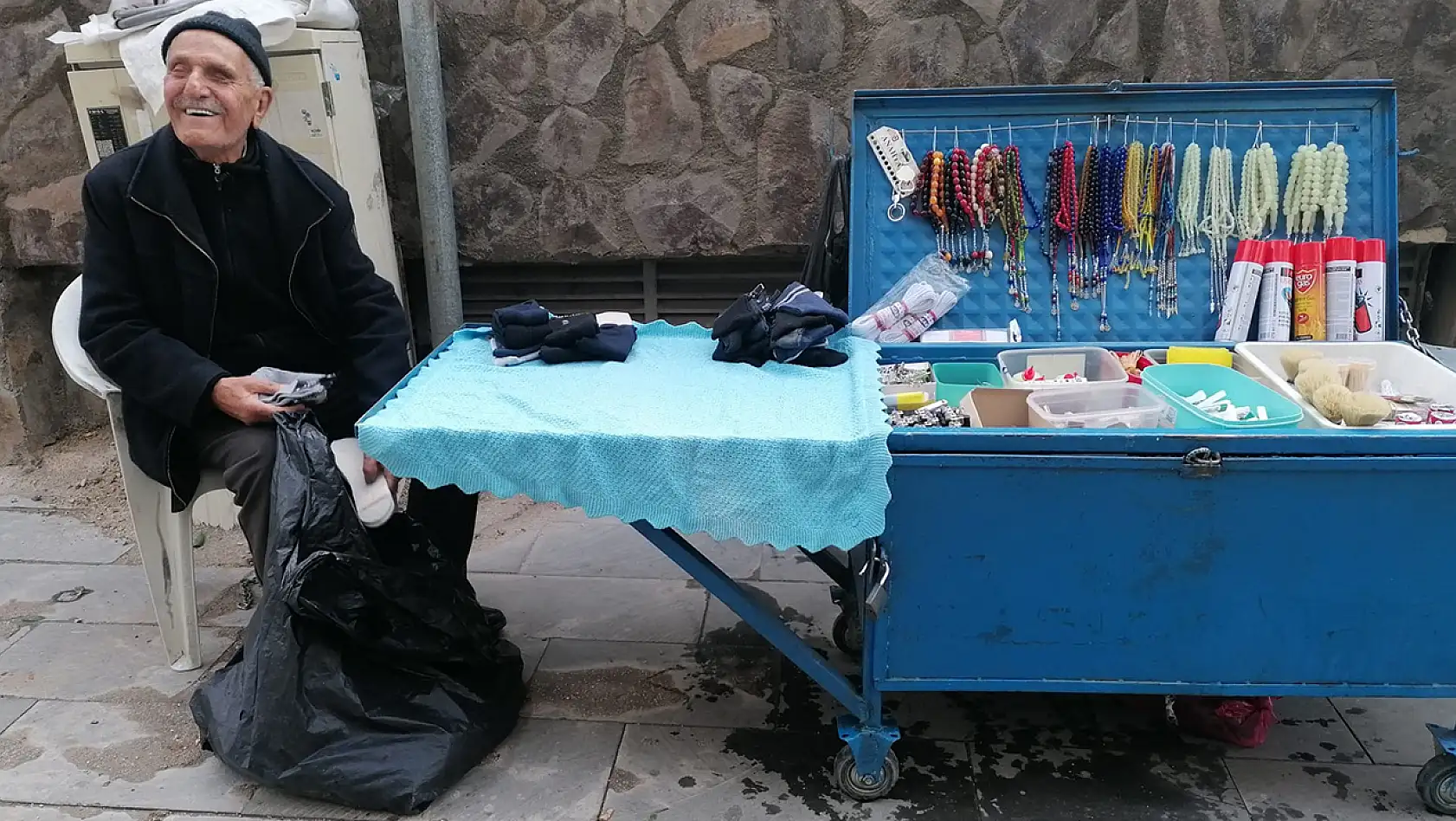 Görme Engelli Hasan Amca, Elazığ'da Hayatta Kalmaya 'Çalışıyor'
