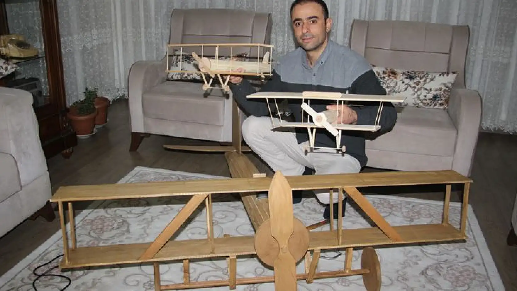Hayali İçin Evini Atölyeye Çevirdi, Maket Uçak Yapmaya Başladı